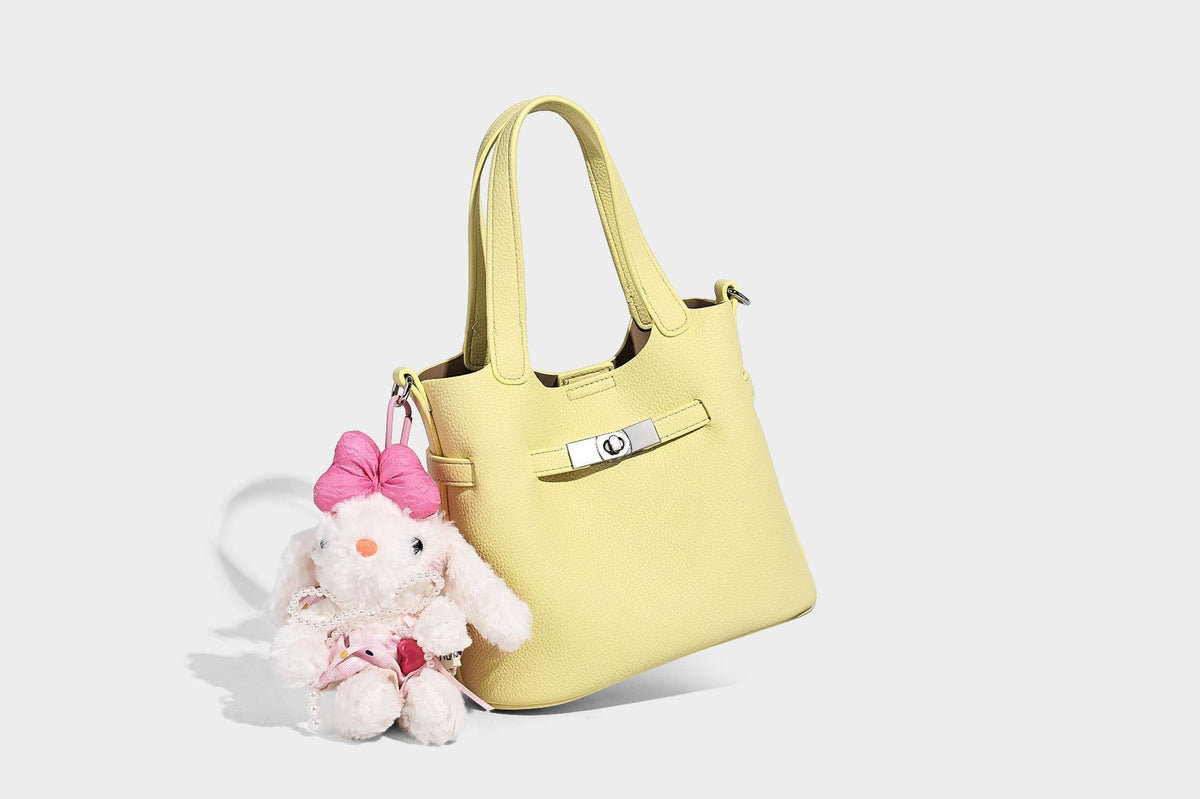 Kleine formstabile Tote-Bag mit genarbter Oberfläche, silberfarbenem Drehverschluss und zwei Henkeln, Detailansicht 29