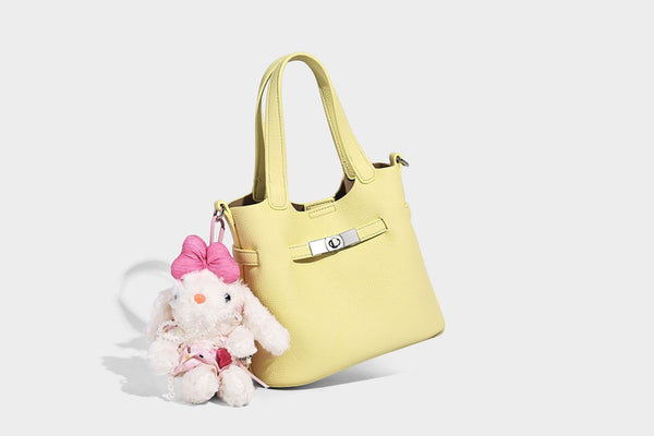 Kleine formstabile Tote-Bag mit genarbter Oberfläche, silberfarbenem Drehverschluss und zwei Henkeln, Detailansicht 29