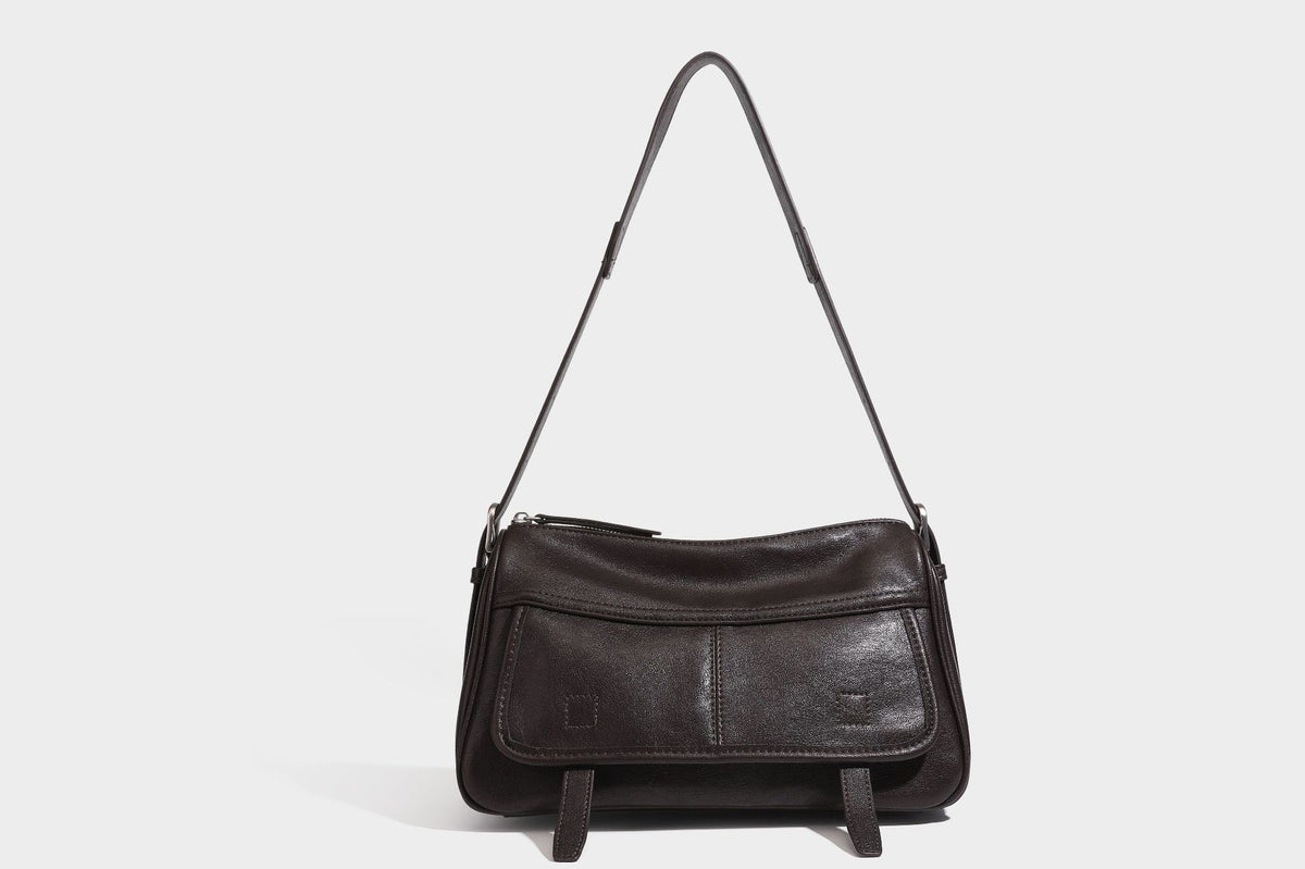 Strukturierte rechteckige Schultertasche mit Überschlag vorne in dunkler Espresso-Lederoptik, mit silberfarbenen Beschlägen und langem