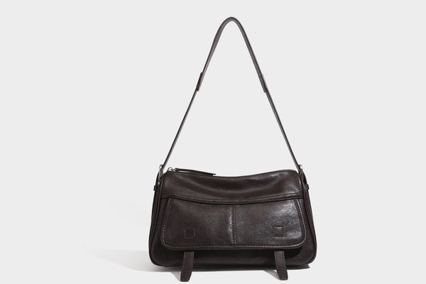 Strukturierte rechteckige Schultertasche mit Überschlag vorne in dunkler Espresso-Lederoptik, mit silberfarbenen Beschlägen und langem