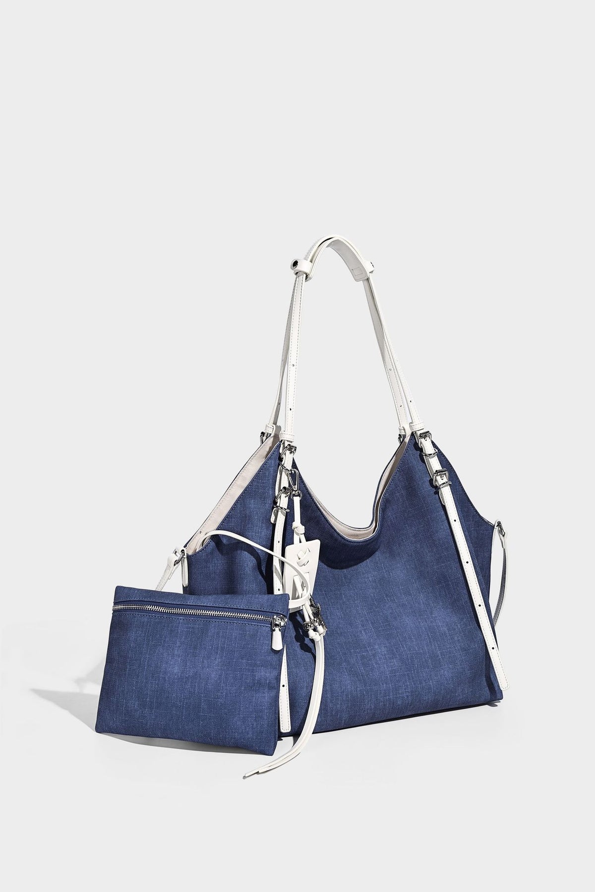 Große, weich fallende Schulter-Tote-Bag in Denim-Optik aus Canvas mit Trägern in Lederoptik, silberfarbenen Schnallendetails und einem herabhängenden