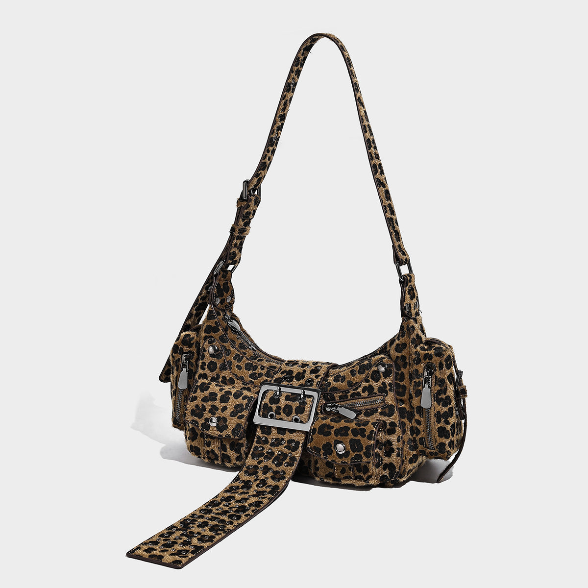 Halbmondförmige Schultertasche mit Lasche mit Nieten und Gürtelschnalle, mehreren Vordertaschen und silberfarbenen Metalldetails, Detailansicht 4