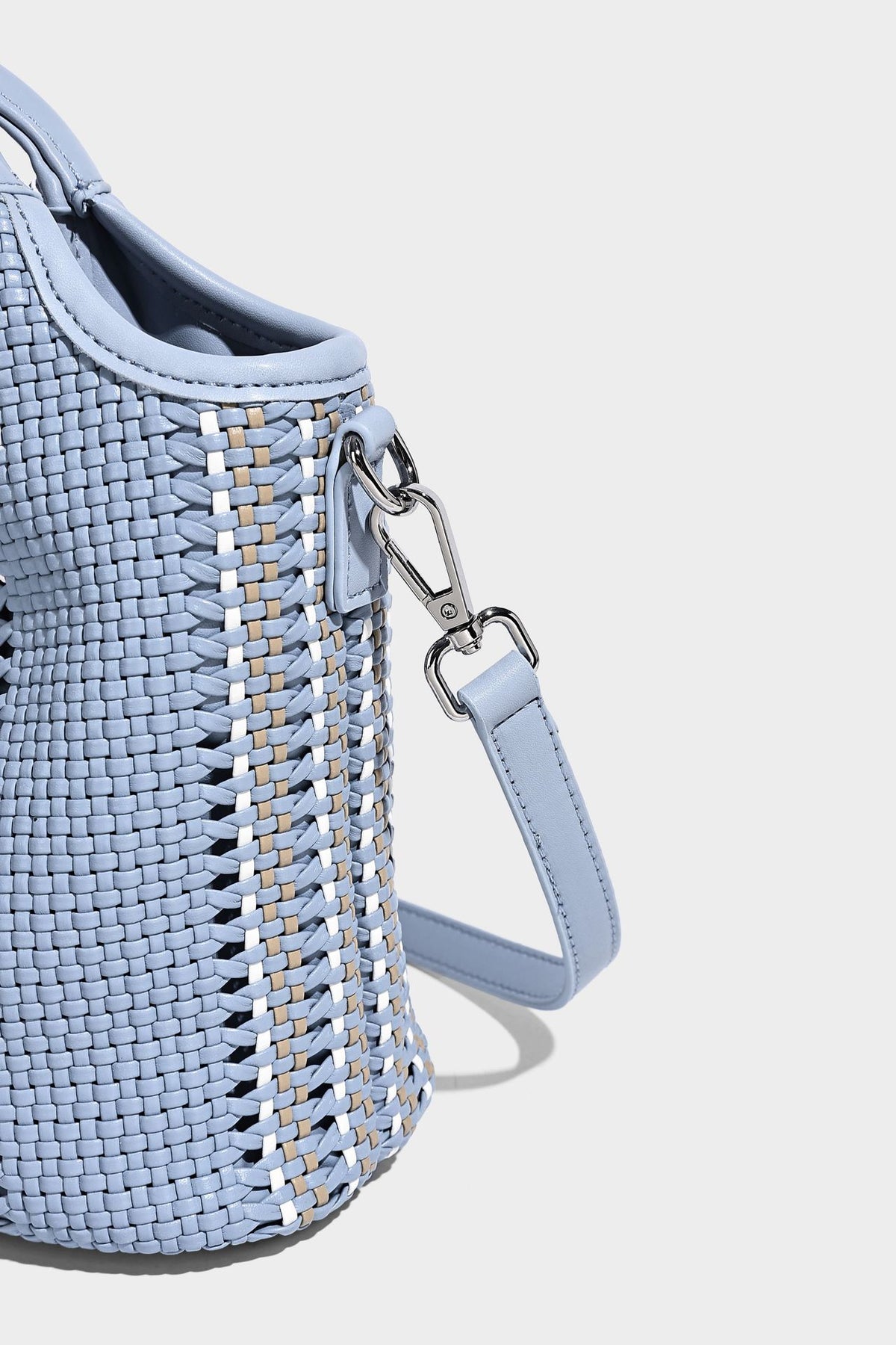 Geflochtene Bucket-Tasche in Pastellblau mit geflochtenen Henkeln, vorderem Einsteckfach, Perlenanhänger und abnehmbarem Schulterriemen