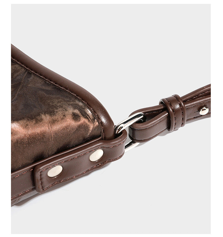 Große Hobo-Schultertasche mit Crinkle-Glanzfinish in Dunkelbraun, schmalem verstellbarem Riemen, geknoteten Beschlägen und seitlich befestigter Klappe