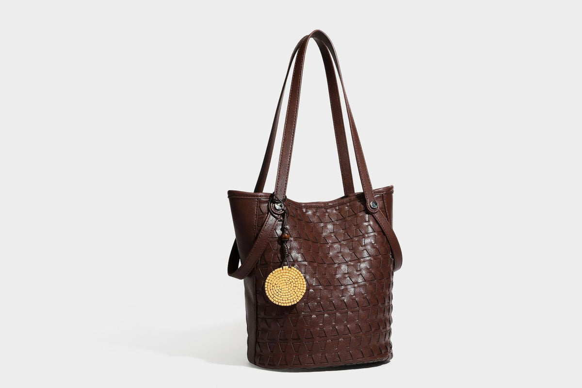 Shopper-Schultertasche im Bucket-Stil mit Webstruktur in Lederoptik, rundem Anhänger und langen doppelten Trägern, Detailansicht 34