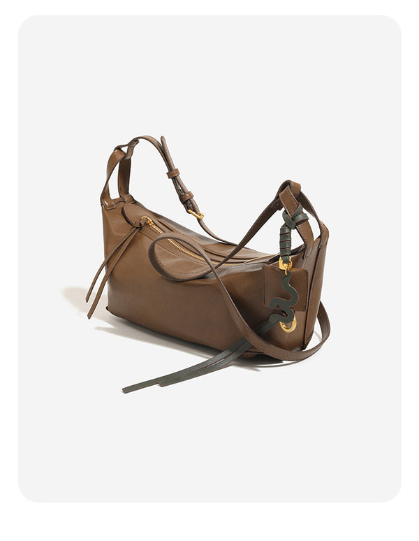 Lässig fallende sichelförmige Halbmond-Schultertasche in glatter Lederoptik mit Reißverschluss an der Oberseite und goldfarbenen Beschlägen, Detailansicht