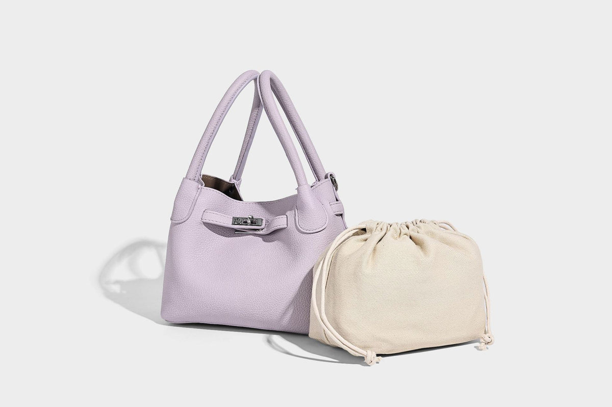 Kleine, strukturierte Tote-Bag mit genarbter Oberfläche, silberfarbenem Drehverschluss, zwei Tragegriffen, abnehmbarem Schulterriemen und