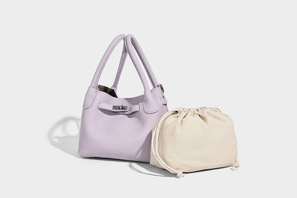 Kleine, strukturierte Tote-Bag mit genarbter Oberfläche, silberfarbenem Drehverschluss, zwei Tragegriffen, abnehmbarem Schulterriemen und