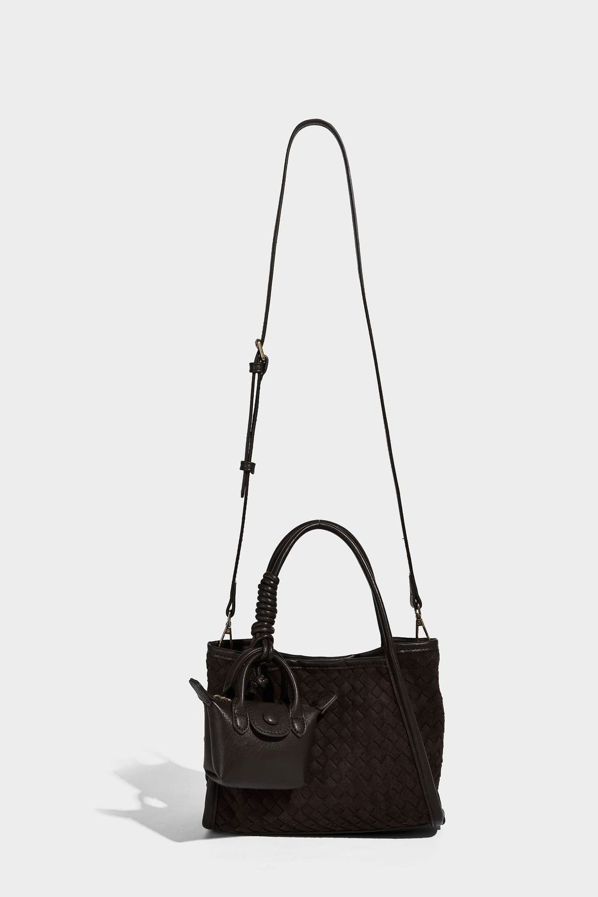 Strukturierte Tote-Bag mit gewebter Oberfläche, befestigtem Mini-Charm-Täschchen, geknoteten Tragegriffen und abnehmbarem Schulterriemen, Detailansicht