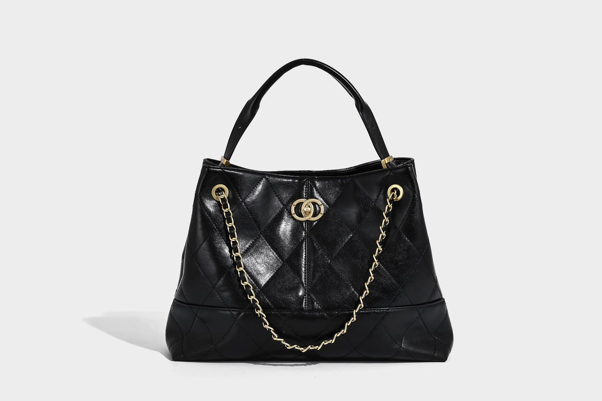 Gesteppte zweifarbige Schultertasche mit goldfarbener Kettenriemen und ineinandergreifendem Ringemblem im apricot-schwarzen Colorblock-Design, Detailansicht