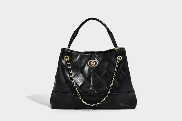 Gesteppte zweifarbige Schultertasche mit goldfarbener Kettenriemen und ineinandergreifendem Ringemblem im apricot-schwarzen Colorblock-Design, Detailansicht