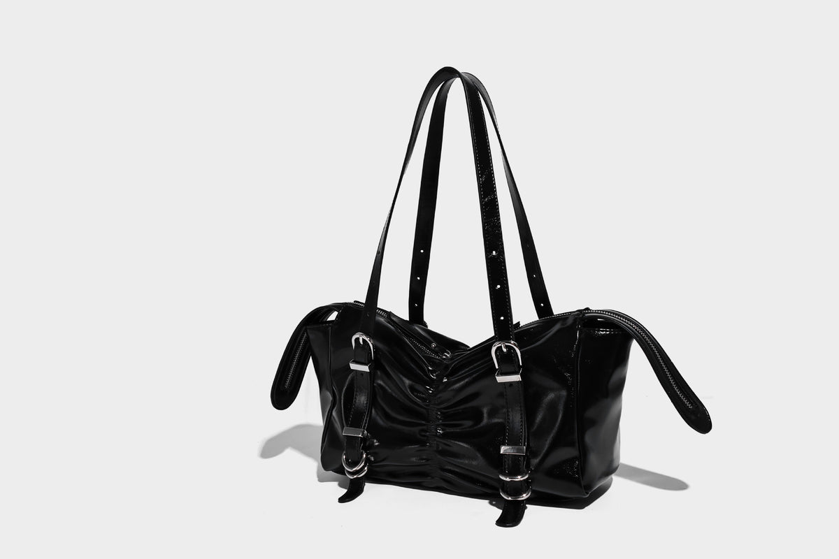 Glänzende, rechteckige Schultertasche mit Raffdetails, zwei verstellbaren Riemen, Reißverschluss oben und Schnallenbeschlägen in Silberoptik