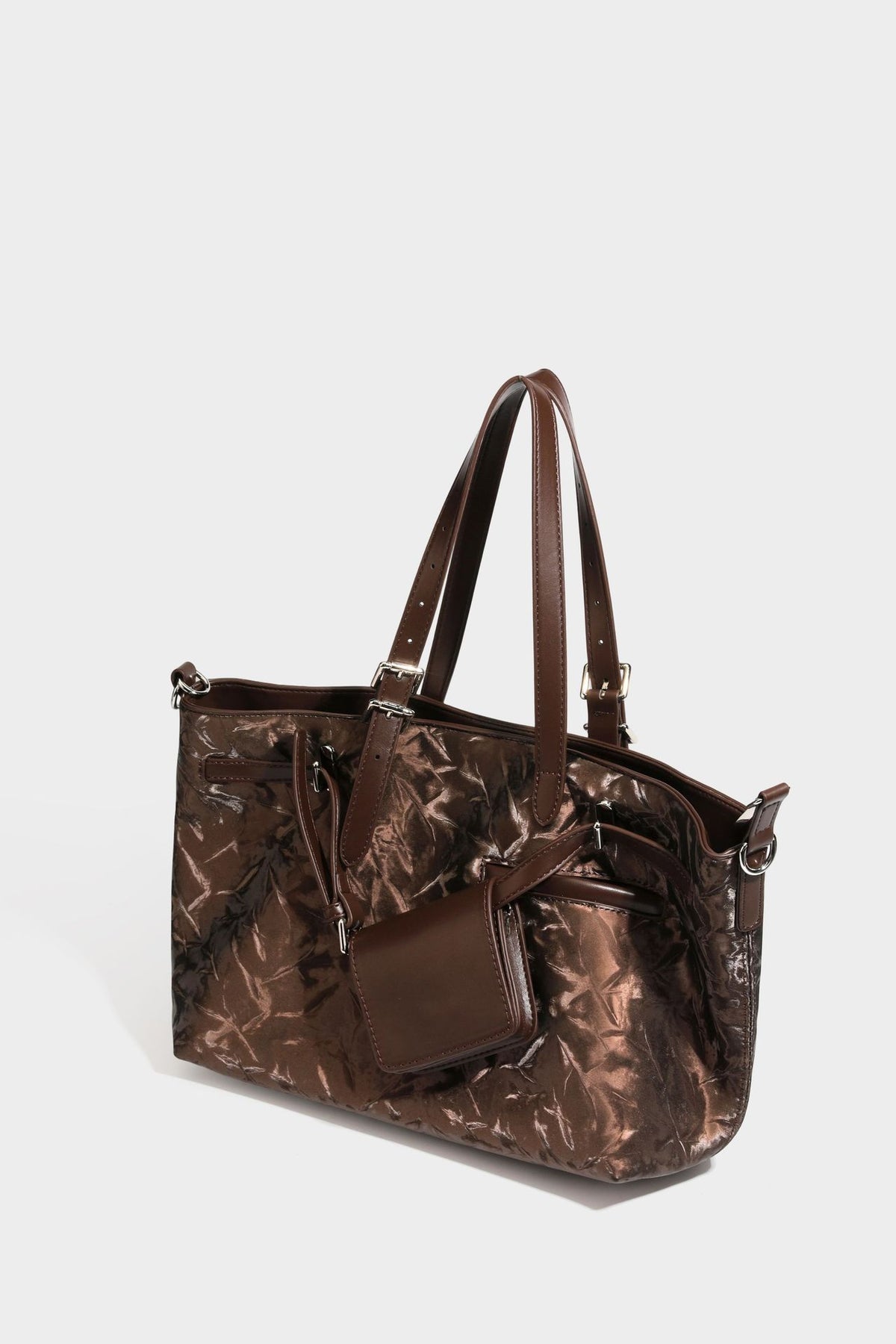 Glänzende, geknautschte Metallic-Tote-Bag mit zwei Tragegriffen oben, abnehmbarem Schulterriemen und abnehmbarer Mini-Reißverschlusstasche in Braun
