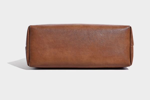 Große, strukturierte Schultertasche im Tote-Stil in Braun und Lederoptik mit langen Doppelriemen, Schnallenbeschlägen, Quasten-Anhänger und geschwungener