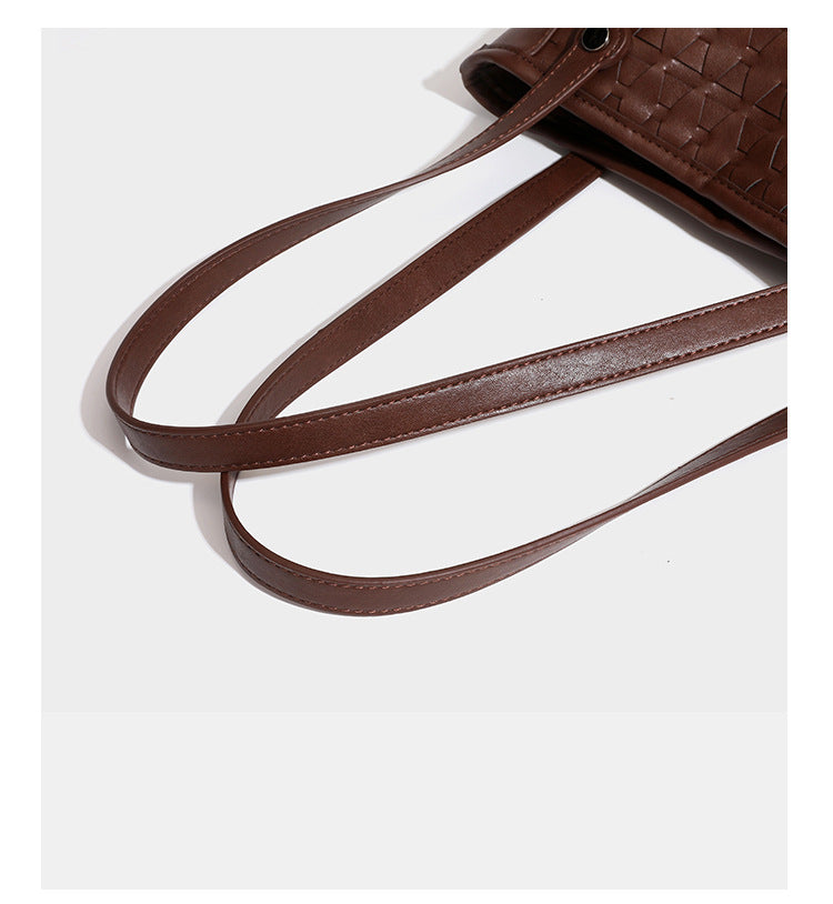 Shopper-Schultertasche im Bucket-Stil mit Webstruktur in Lederoptik, rundem Anhänger und langen doppelten Trägern, Detailansicht 20