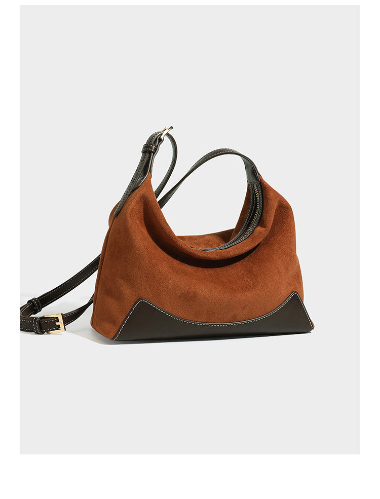 Weiche Hobo-Schultertasche in warmem Braun in Wildlederoptik mit dunklem kontrastierendem Lederimitat-Besatz, geschwungenem Reißverschluss und langem, Detailansicht