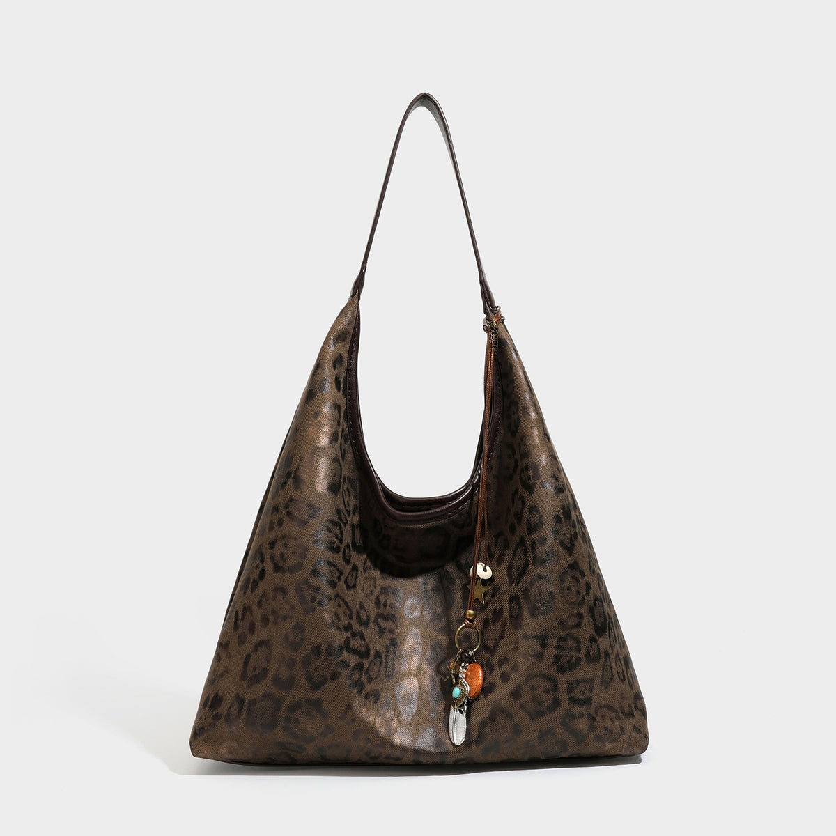Weiche Hobo-Tote-Tasche mit Leopardenprint in Beige und Braun, dunkelbraunem Trageriemen in Lederoptik und herabhängendem Perlenanhänger