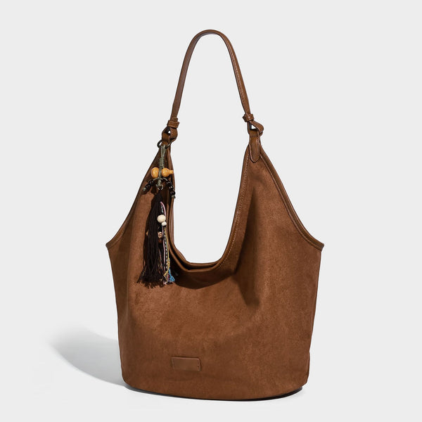 Lässig fallende Hobo-Schultertasche in matter Velourslederoptik mit offenem Überschlag und optionalem Quasten-Perlen-Anhänger, Detailansicht 6