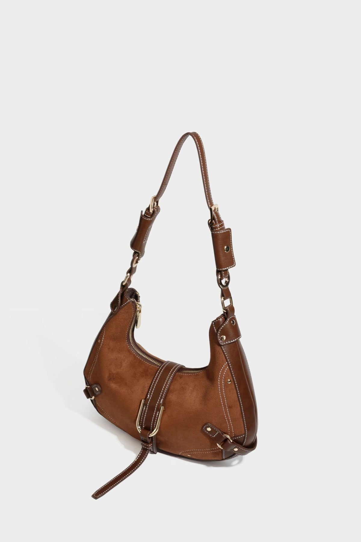 Halbmondförmige Schultertasche in camelbrauner Wildlederoptik mit weißen Kontrastnähten, goldfarbenen Beschlägen und