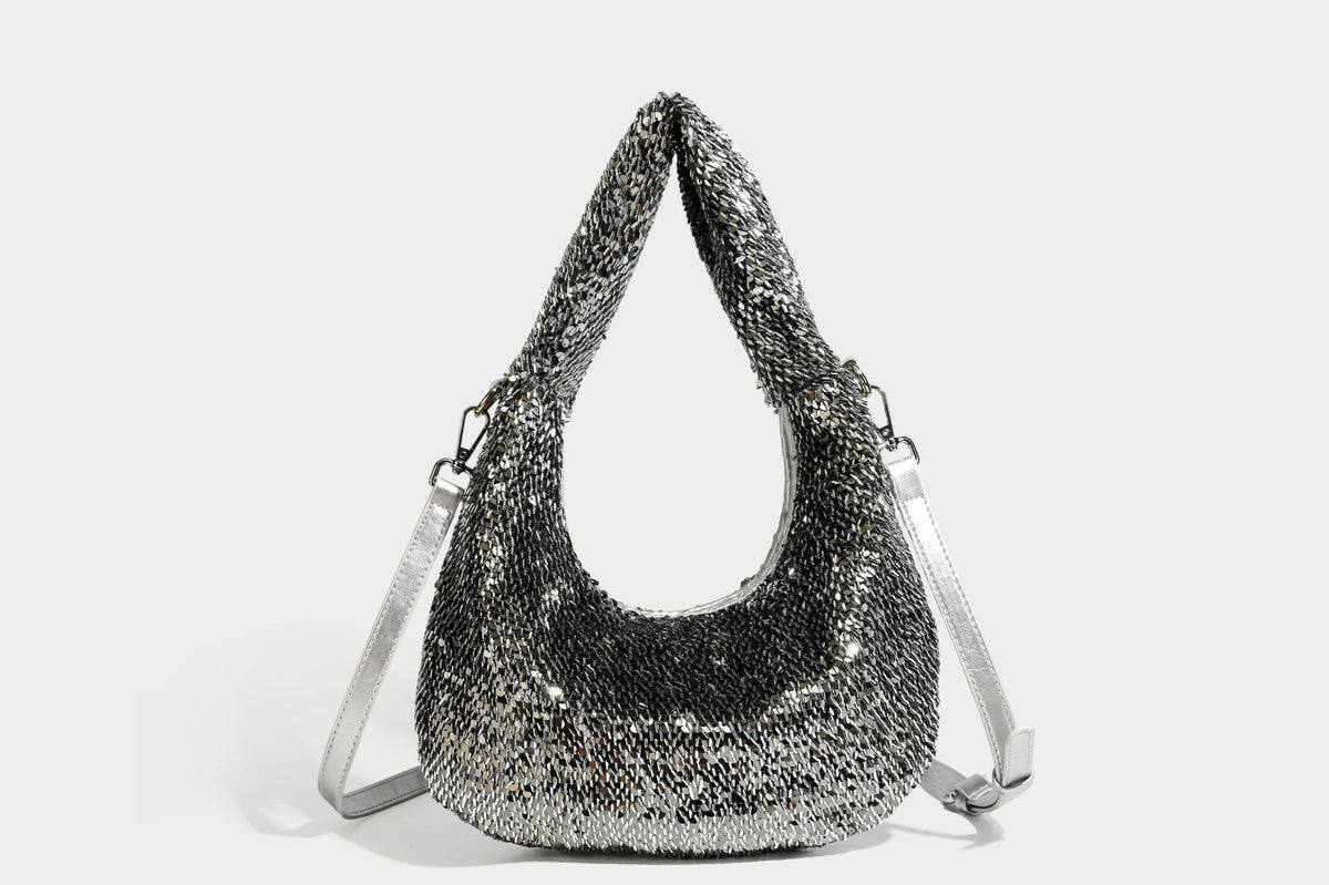 Lässig drapierte, tropfenförmige Hobo-Schultertasche mit durchgehendem Metallic-Paillettenbesatz und silberfarbenen Metalldetails, Detailansicht 37