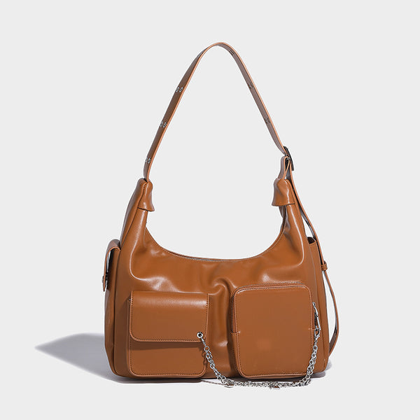 Lässig fallende Hobo-Schultertasche mit glänzender Lederoptik, vorderen Überschlagtaschen, Kettenakzenten und silberfarbenen Nietenbeschlägen