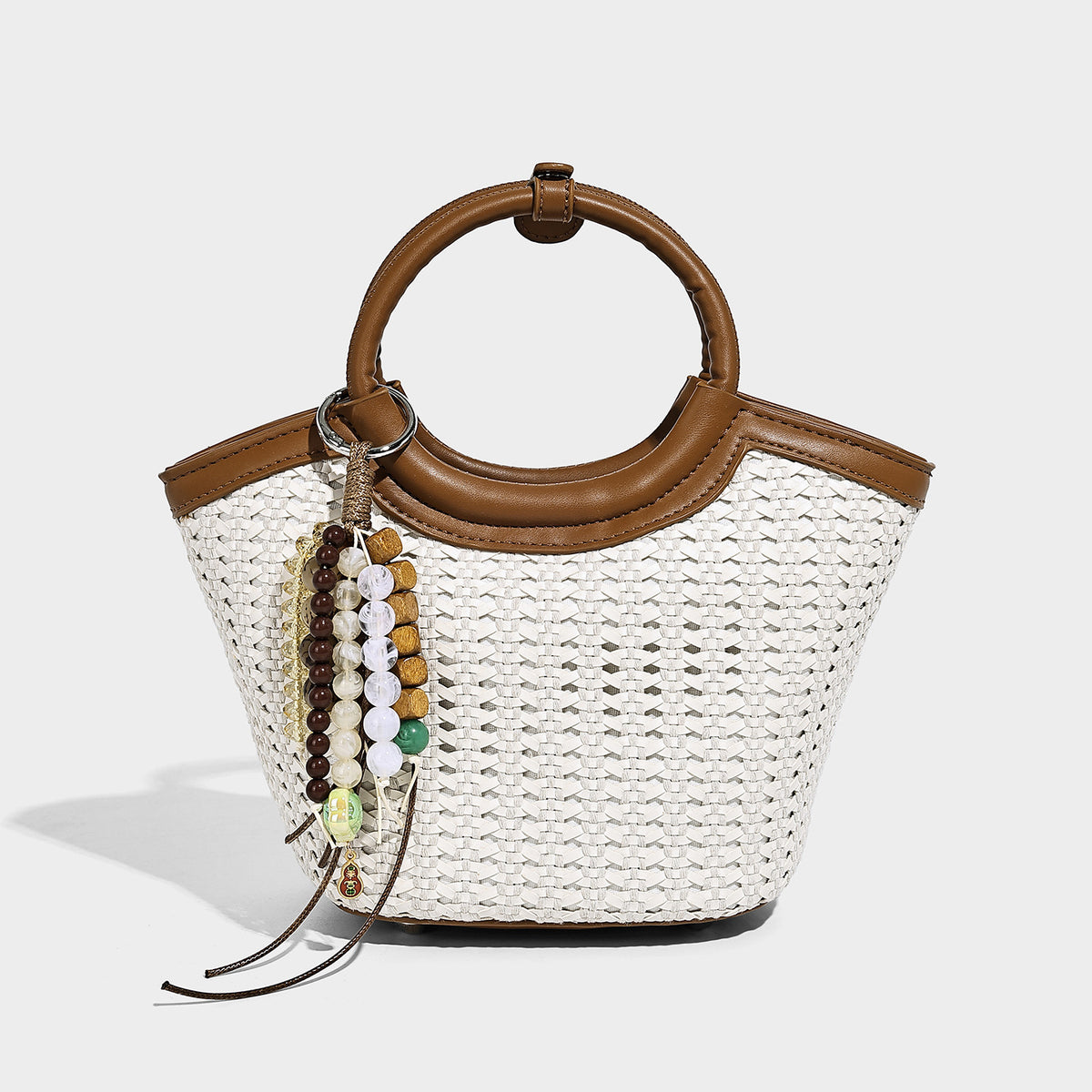 Kleine Flecht-Bucket-Bag mit rundem Henkel in Lederoptik, Quastenanhänger mit Perlen und abnehmbarem Crossbody-Riemen in Camelbraun