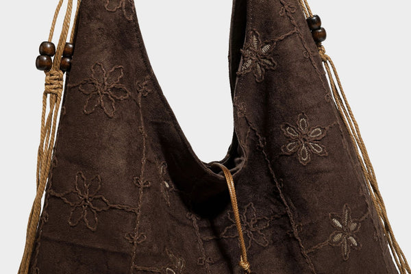 Dunkelbraune bestickte Hobo-Shopper-Tasche mit perlenverziertem Schulterriemen in Lederoptik, verknoteten Quastenbändern und ovalen Ringbeschlägen