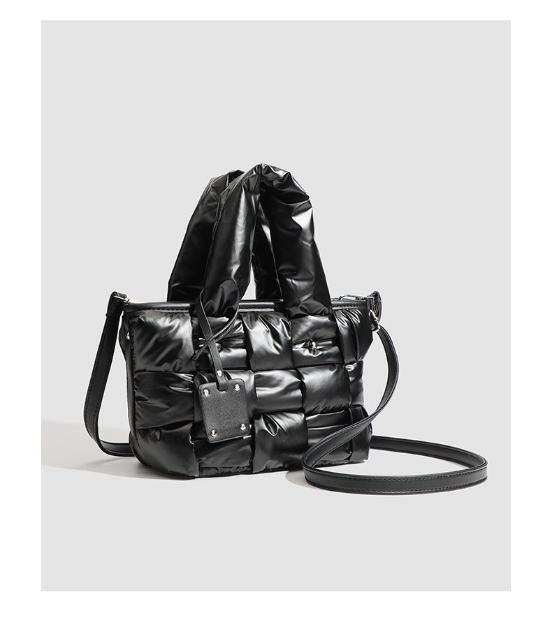 Schwarze glänzende geflochtene Shopper-Tasche im Puffer-Stil mit gepolsterten Tragegriffen und abnehmbarem Schulterriemen, Detailansicht 10
