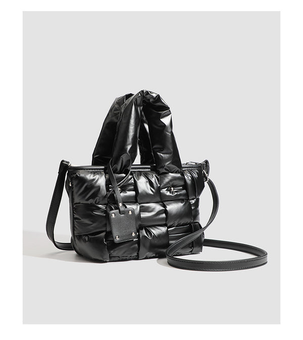 Schwarze glänzende geflochtene Shopper-Tasche im Puffer-Stil mit gepolsterten Tragegriffen und abnehmbarem Schulterriemen, Detailansicht 10