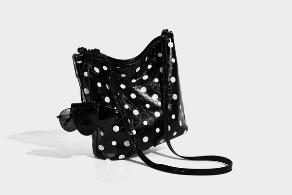 Glänzende Bucket-Bag mit schwarz-weißem Tupfenmuster, langem verstellbarem Riemen und Kordelzugverschluss, Detailansicht 20