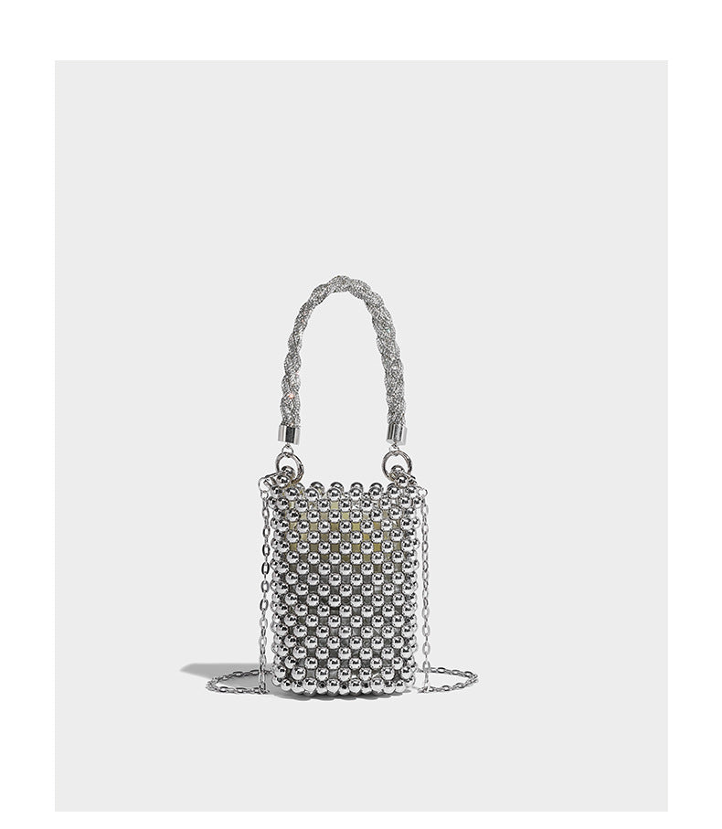 Mini-Bucket-Bag in zylindrischer Form, mit metallisch silberfarbenen Perlen besetzt, geflochtenem Tragegriff und Ketten-Schulterriemen, Detailansicht 9