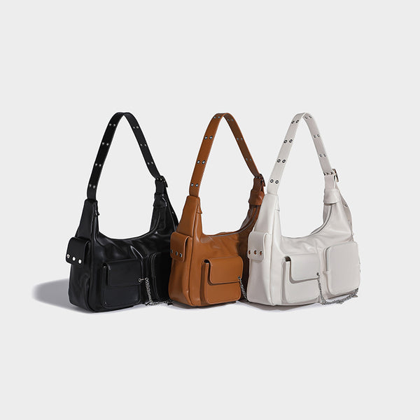 Lässig fallende Hobo-Schultertasche mit glänzender Lederoptik, vorderen Überschlagtaschen, Kettenakzenten und silberfarbenen Nietenbeschlägen