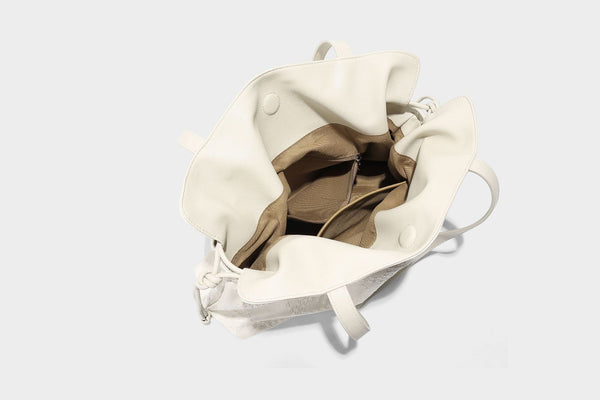 Große Schultertasche in Cremeweiß in Lederoptik mit geprägter Oberfläche, zwei langen Trägern, seitlicher Kordelraffung und abnehmbarem