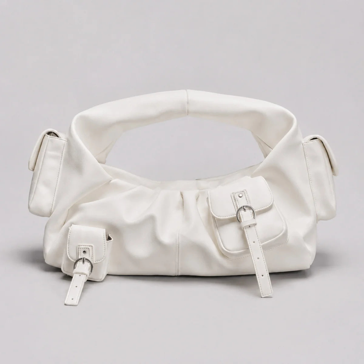 Oversize-Schultertasche in schwarzer Lederoptik mit lässig-weicher Form, vier Klappentaschen mit Schnallen und breitem, gepolstertem Tragegriff, Detailansicht 14