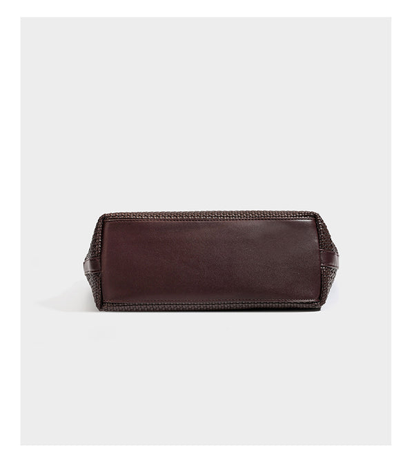 Dunkelbraune Tote-Bag in Lederoptik mit geflochtenen Henkeln, Kordelverschluss und befestigtem gewebtem Mini-Etui, Detailansicht