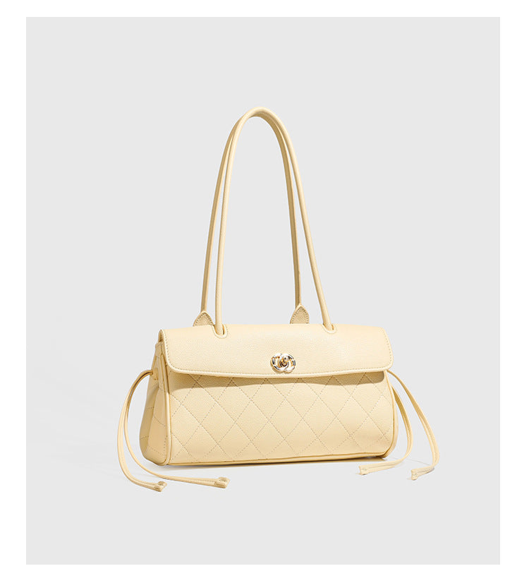 Strukturierte Schultertasche mit Rautensteppung, Überschlag und goldfarbenem Drehverschluss, abgerundeten Henkeln und seitlichen Kordelzügen