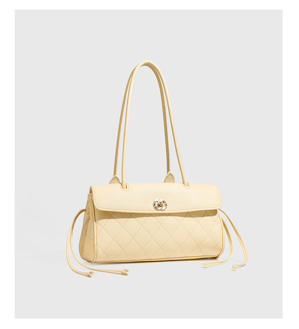 Strukturierte Schultertasche mit Rautensteppung, Überschlag und goldfarbenem Drehverschluss, abgerundeten Henkeln und seitlichen Kordelzügen
