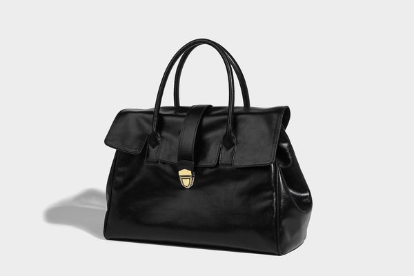 Strukturierte Henkeltasche in glänzender Lederoptik mit Überschlagverschluss, mittigem Riemen, goldfarbenem Drehverschluss und zwei Henkeln