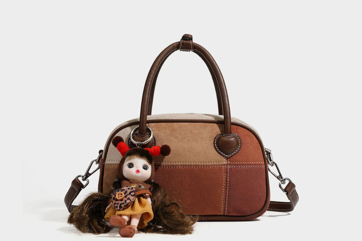 Kleine, strukturierte Henkeltasche aus Patchwork in Farbblöcken aus Beige, Camel, Braun und Rost mit dunkelbrauner Einfassung, herzförmigem