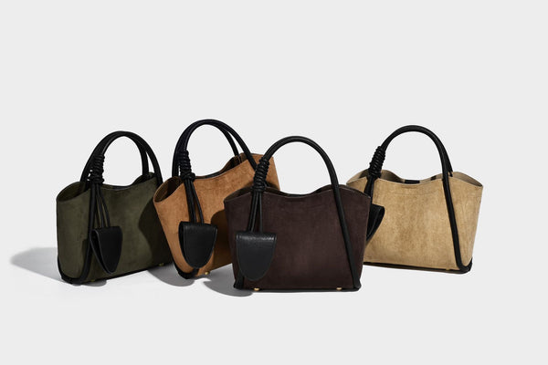 Kleine, strukturierte Tote-Bag mit offenem Oberteil aus dunkelbraunem, mattem Velourslederimitat, schwarzen geknoteten Tragegriffen und aufgesetzter Frontpartie