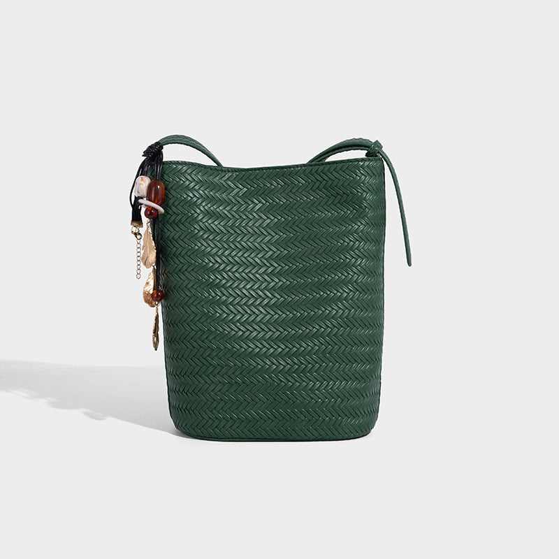 Bucket-Bag in gewebter Lederoptik mit Chevron-Muster, verstellbarem Schulterriemen und goldfarbenem Anhänger, Detailansicht 12
