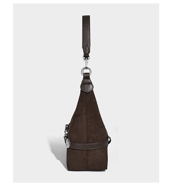 Hobo-Schultertasche in Dunkelbraun mit velourslederartiger Oberfläche, silberfarbener Gürtelschnalle und Ösenbeschlägen, verstellbarem Riemen, Detailansicht 9
