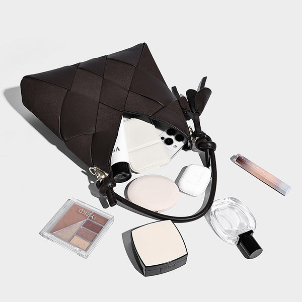 Wandelbarer Shopper in gewebter Lederoptik mit geknoteten Tragegriffen, abnehmbarem Schulterriemen und goldfarbenen Beschlägen, Detailansicht