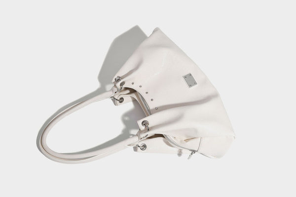 Locker fallende trapezförmige Tote-Schultertasche mit glänzender, geknautschter Lederoptik, zwei Schlaufenhenkeln, Reißverschluss oben und