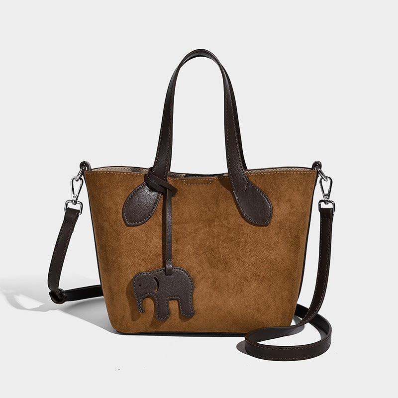 Kleine strukturierte Tote-Handtasche in Wildlederoptik mit Elefanten-Anhänger, zwei Tragegriffen und abnehmbarem Crossbody-Riemen, Detailansicht 6