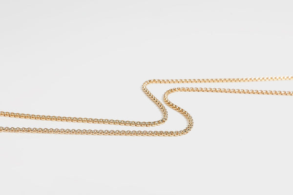 Kleine, strukturierte Clutch aus metallischem Flechtmaterial mit goldfarbenem Bügelverschluss und abnehmbarem Kettenriemen, Detailansicht 41
