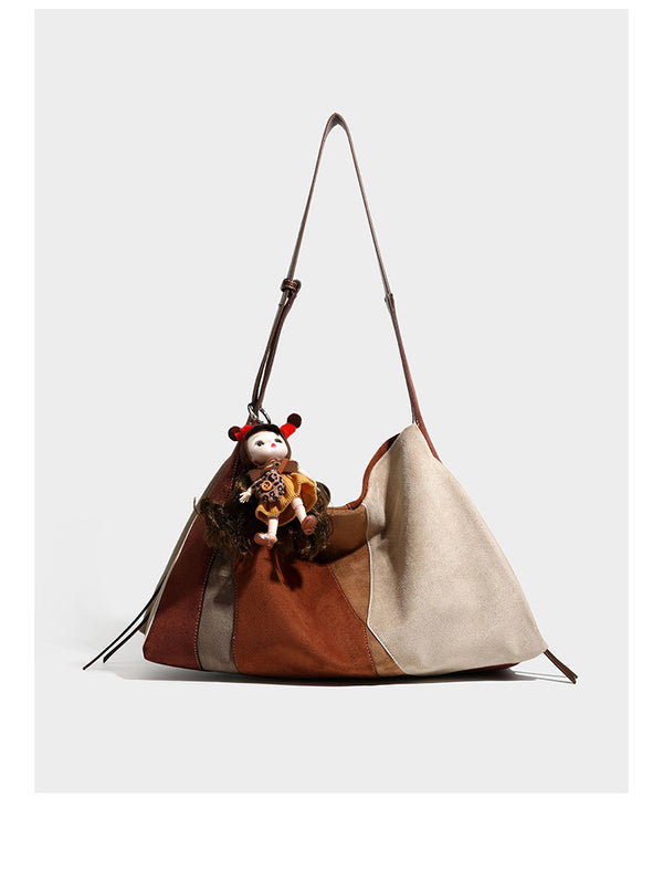 Weich fallende Patchwork-Tote in Braun, Rost, Camel und Beige mit Partien in Velourslederoptik, Besatz in Lederoptik und verstellbarem Schulterriemen