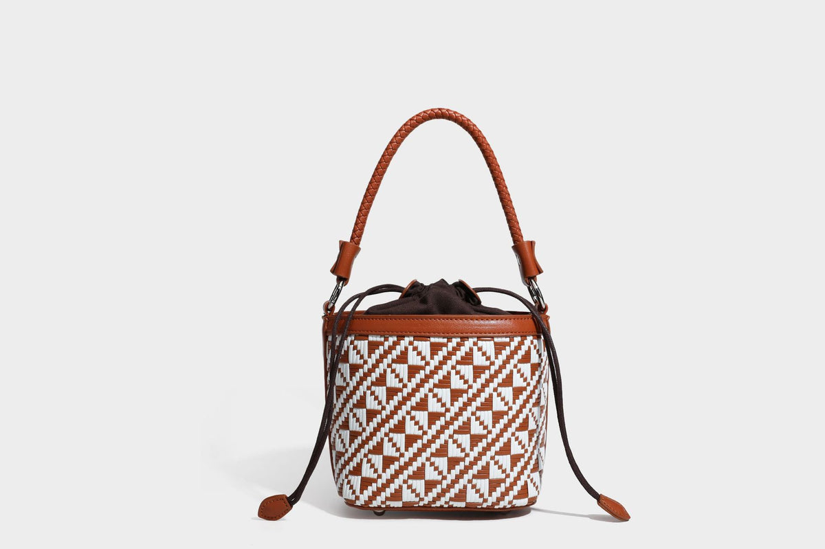 Kleine gewebte geometrische Bucket-Bag mit geflochtenem Henkel in Lederoptik und Kordelzugverschluss im zweifarbigen Muster aus Braun und Weiß