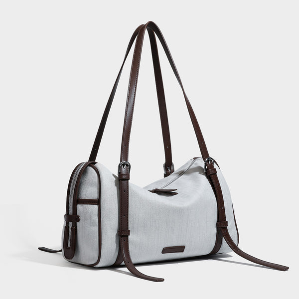 Schultertasche in Olivgrün aus Canvas im Zylinderstil mit Riemen in schwarzer Lederoptik, Reißverschluss oben und silberfarbenen Beschlägen, Detailansicht