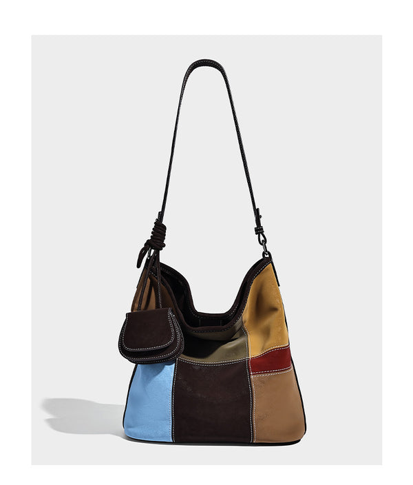 Lässig geschnittene Patchwork-Bucket-Bag mit dunkelbraunen, beigefarbenen, senfgelben, olivgrünen, roten und hellblauen Partien sowie kontrastfarbenen Nähten